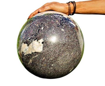KAMR GEM – Monumentale robijn van 33,5 kg in zwarte