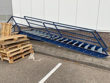 Online veiling: Stalen trap met leuningen en roosterbordes, Doe-het-zelf en Verbouw, Ladders en Trappen, Gebruikt