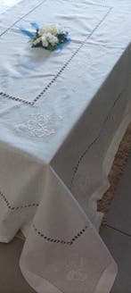 Zonder reservering - Tafellaken met machinaal geborduurde, Antiek en Kunst