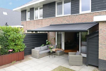 Knikarmscherm Zwart 450 / 500 / 550 cm (INCL. MONTAGE), Tuin en Terras, Zonneschermen, Verzenden, 450 cm of meer, Nieuw, Elektrisch