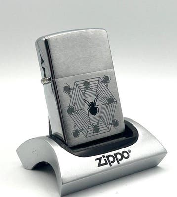 Zippo, No Reserve Price - Spider & Web Graphic Laser Motif, Nieuw