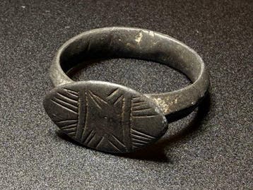 Viking periode Brons Ring met gestileerde, zeer abstracte