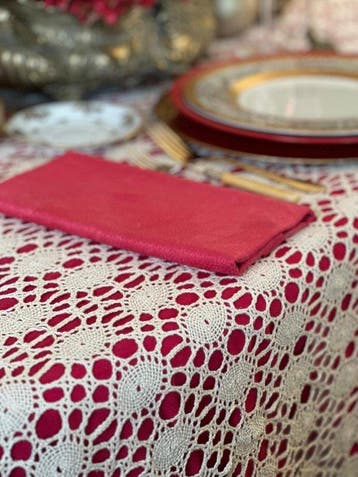 Beige gekleurd kloskant tafelkleed voor grote tafels. -, Antiek en Kunst, Curiosa en Brocante