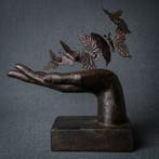 Beeld, Hand met vlinders (Zonder Minimumprijs) - 24 cm -