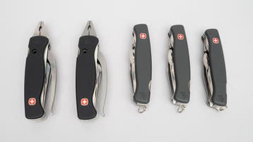 Drie Wenger zakmessen en twee Wenger multitools., Antiek en Kunst