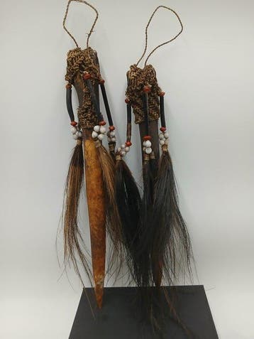 Asmat ceremoniële mes uit kasuarisbot –