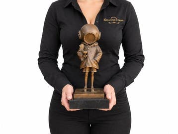 Diving Helmet Girl - After Banksy - Beeld, Bronze - 31.5 cm