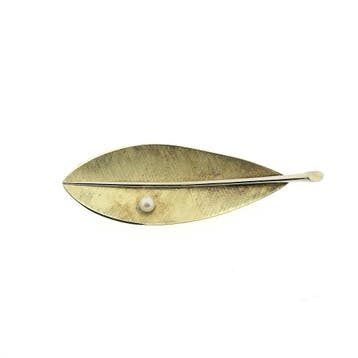Bicolor gouden broche van een blad met parel, Gebruikt, Ophalen of Verzenden, Met edelsteen, Goud