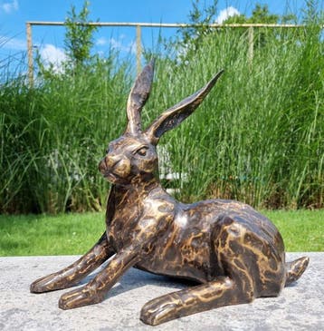 Beeld, half liggende haas - 31 cm - Brons