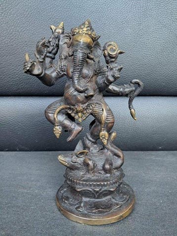 Ganesha in brons die danst op zijn vahana (rat) - Beeld -