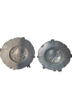 Decoratief ornament (2) - 2 piatti decorativi da parete:
