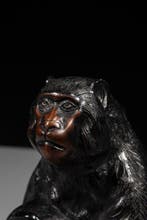 Brons - Signed Hk  - Een bronzen sculptuur van een