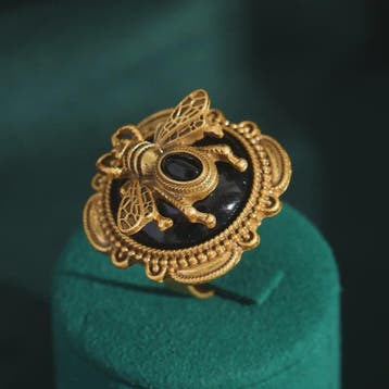 Vintage Goudkleurige Ring met Bij en Zwarte Steen - Romantis, Sieraden, Tassen en Uiterlijk, Antieke sieraden, Verzenden