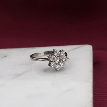 Witgouden bloemenring met diamant; 14 karaat; diamant 0,4..., Gebruikt, Ophalen of Verzenden, 17 tot 18, Met edelsteen