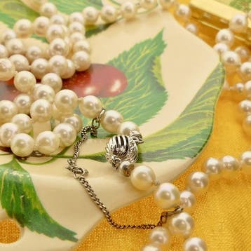 Parelcollier met witgouden sierslot en diamanten; 0,01 ct., Gebruikt, Ophalen of Verzenden, Met edelsteen, Goud