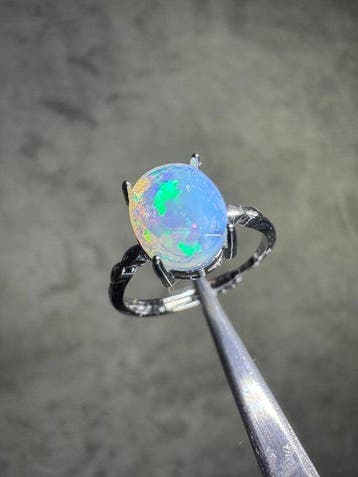 Ring met witte opaal uit Ethiopië, geslepen - 8,23 karaat
