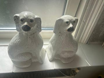 staffordshire - Beeldje - Origineel paar Twee witte hondjes, Antiek en Kunst