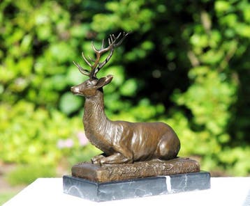 sculptuur, Bronzen Hertenbeeld gesigneerd- brons stempel. -