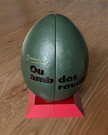 Joan Brossa (1919-1998) - sculptuur, Ou amb dos rovells -
