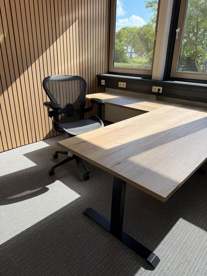 Refurbished Herman Miller Aeron Remastered - Werkplek, Huis en Inrichting, Bureaustoelen, Bureaustoel, Zwart, Zo goed als nieuw