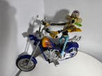 sculptuur, Figure Willy Coyote su Moto - 30 cm - Hars,