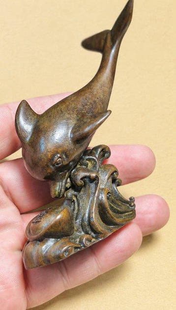 Bronze dolphin tea ceremony ornament – signed Annnosuke