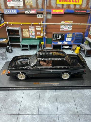 IXO 1:18 - Modelauto - Volvo 240 Turbo Custom 1986, Hobby en Vrije tijd, Nieuw