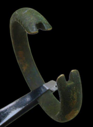 Viking periode oude bronzen armband, eindstukken in de vorm