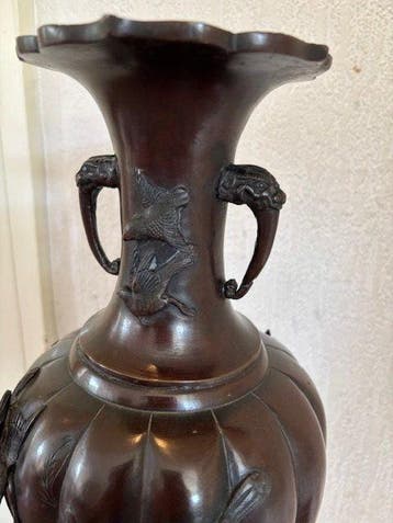 Mooie antieke grote bronzen vaas met handvaten en vogels -