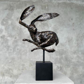sculptuur, Speckled bronze Rabbit on stand - 44 cm - Brons