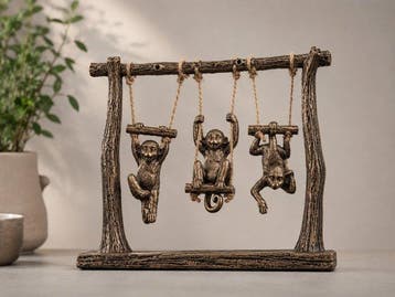 sculptuur, Speelse Apen op Schommel – Bronskleurige