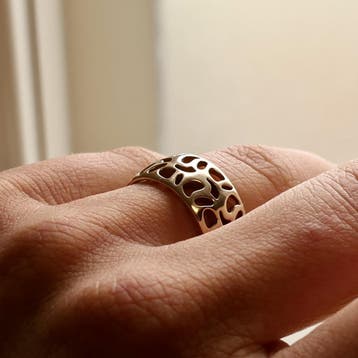 Vintage brede gouden ring met een open patroon, Gebruikt, Ophalen of Verzenden, 17 tot 18, Dame