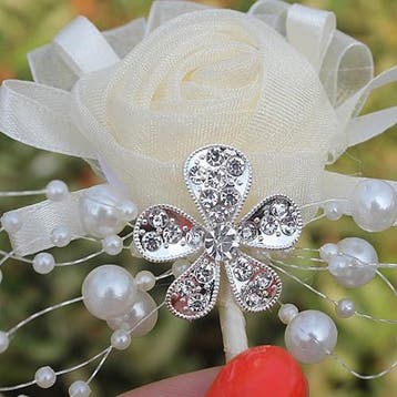 Luxe bruidegomcorsage ivory satijnroos met broche en parels, Ophalen of Verzenden, Nieuw