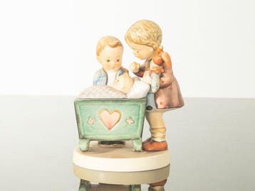 Goebel - M.I. Hummel - Figuur - Das Große Ereignis / Blessed