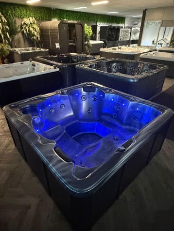 Jacuzzi / spa 200x200 – plug & play 220V – massage, blower, Ophalen, Zo goed als nieuw, Pomp, Vast