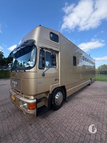Degelijke MAN 8-paards Roelofsen vrachtwagen!, Ophalen, Zo goed als nieuw, Aluminium, Overige typen