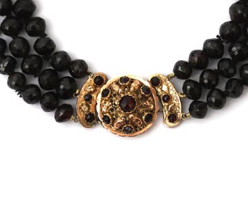 Choker collier van 3 strengen granaat aan gouden slot, Gebruikt