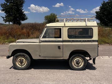 Land Rover 88, bj 81, oldtimer, 100% rijklaar en origineel, Auto's, Land Rover, Keurmerk '100% Onderhouden', Gebruikt, Zwart, Beige