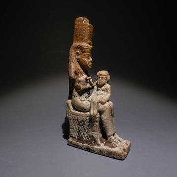 Oud-Egyptisch Faience Grote godin Isis zuigt Harpocrates. 7