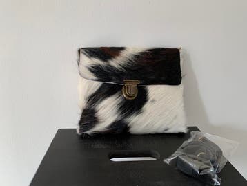 Schoudertas handgemaakt van koeienvacht handgemaakt NIEUW, Sieraden, Tassen en Uiterlijk, Tassen | Damestassen, Ophalen of Verzenden