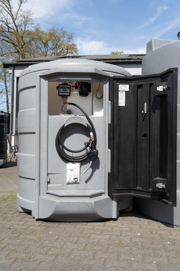 Dieseltank 1500L/2500L kunststof met pomp, Zakelijke goederen, Agrarisch | Werktuigen, Overige, Overige typen, Verzenden