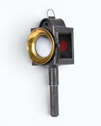 Antieke koetslamp met rood signaalglas. Frankrijk, Eind 19e