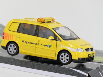 Schaal 1:24 Welly ANWB Wegenwachtauto VW Touran, Ophalen of Verzenden, Nieuw, Welly