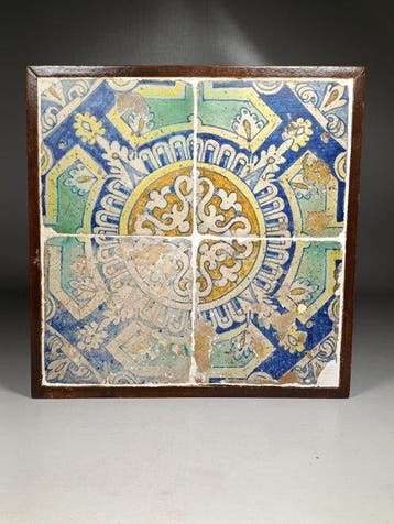 Tegel - Polychroom decor van groot vuur op tinemail (blauw,, Antiek en Kunst