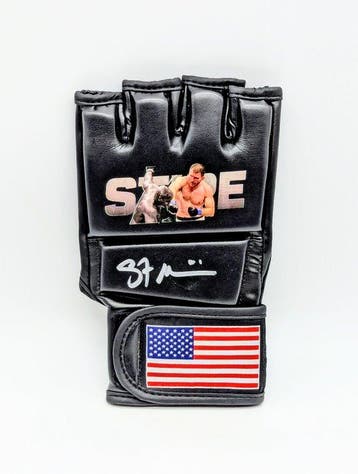 Stipe Miocic - Gesigneerde MMA-handschoen -, Nieuw