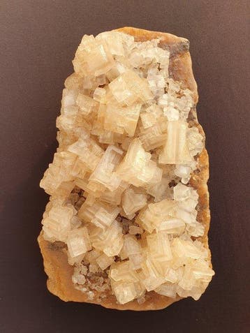 Oude zeldzame grote haliet met perfecte kubische kristallen,