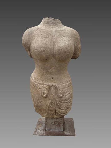 Oud-Khmer Steengoed Buste van een Khmer vrouwelijke godin,