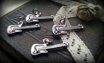 5x Tibetaans zilveren bedel van een gitaar 21 x 10 mm, Ophalen of Verzenden, Nieuw, Bedel