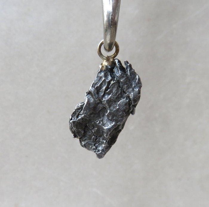 Campo del Cielo meteorite Hanger - 4 g - (1), Verzamelen, Mineralen en Fossielen