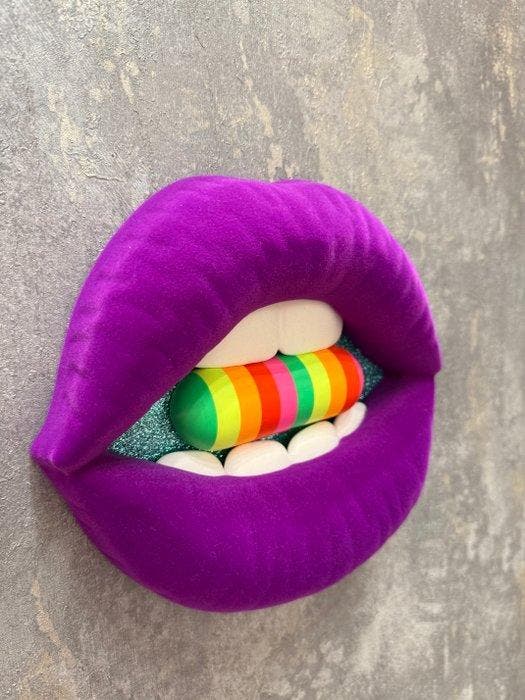 KIRAS - SONO STUPEFACENTE! VELVET EFFECT viola 23X21CM, Antiek en Kunst, Kunst | Designobjecten